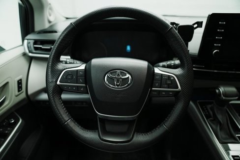 Used 2024 Toyota Sienna Limited image 33