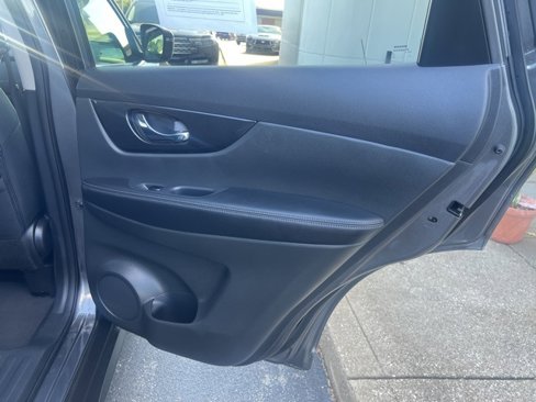 Used 2017 Nissan Rogue SV image 29