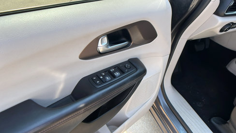 Used 2017 Chrysler Pacifica Touring-L image 15