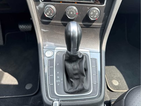 Used 2018 Volkswagen Golf SE image 25