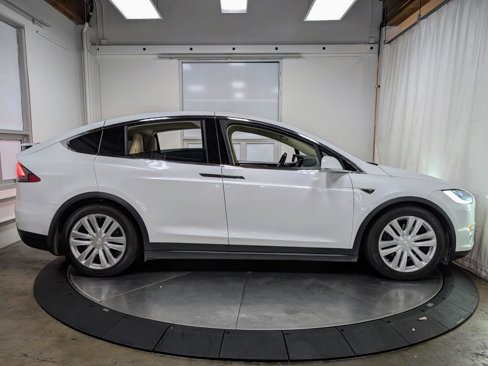Used 2016 Tesla Model X 75D image 9
