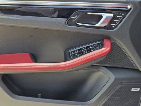 Certified 2025 Porsche Macan S image 31