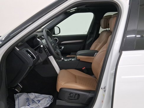 Used 2024 Land Rover Discovery Dynamic SE image 5