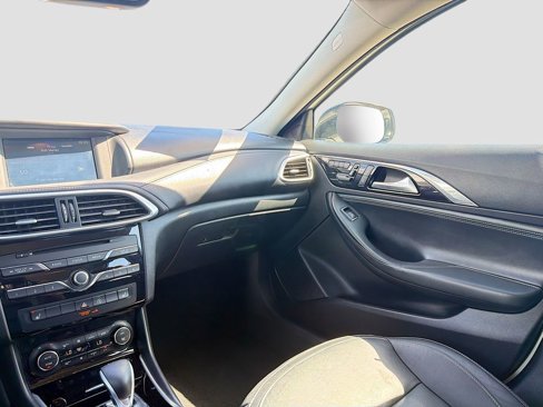 Used 2018 INFINITI QX30 Premium w/ Cargo Package image 24