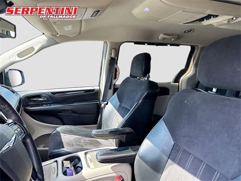 Used 2014 Chrysler Town & Country Touring-L image 22