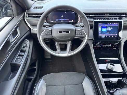 Used 2023 Jeep Grand Cherokee L Laredo image 24