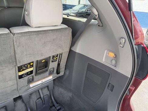 Used 2017 Toyota Sienna XLE image 50