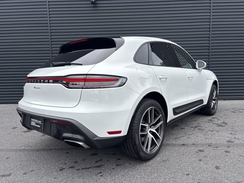 Certified 2025 Porsche Macan image 2