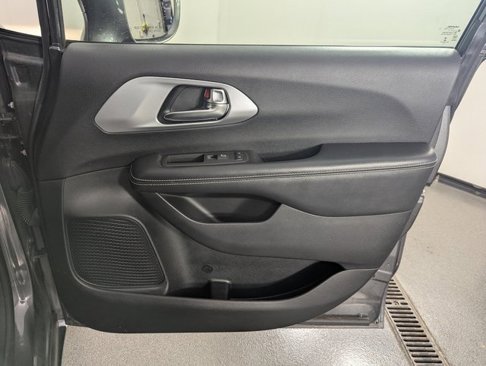 Used 2020 Chrysler Pacifica Touring w/ S Appearance Package image 20