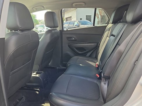 Used 2022 Chevrolet Trax LT w/ LT Convenience Package image 16