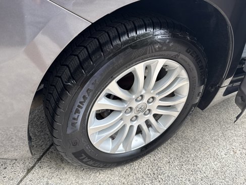 Used 2014 Toyota Sienna XLE image 17