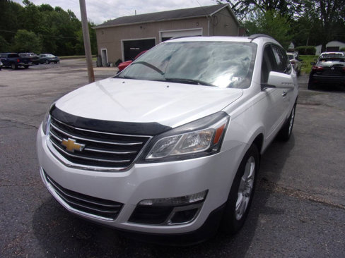 Used 2017 Chevrolet Traverse LT w/ Style and Technology Package image 3