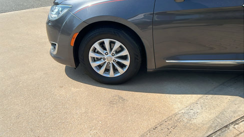 Used 2017 Chrysler Pacifica Touring-L image 12