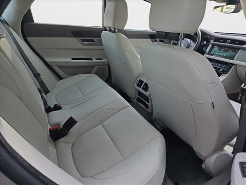 Used 2020 Jaguar XF Premium image 11