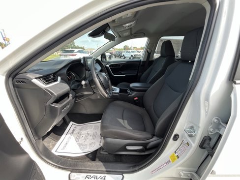 Used 2022 Toyota RAV4 LE image 11
