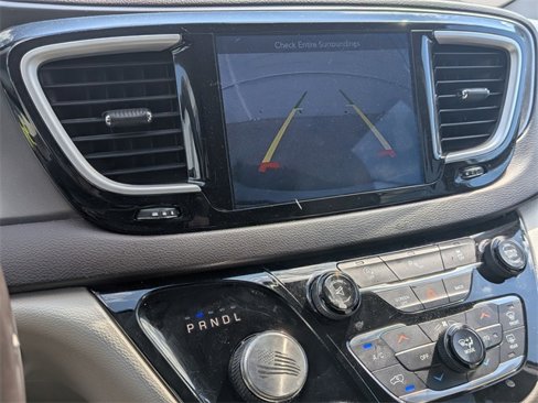 Used 2017 Chrysler Pacifica Touring-L image 18