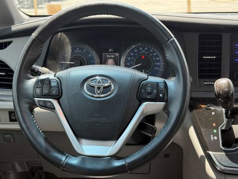 Used 2017 Toyota Sienna XLE image 26