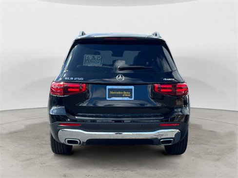 Used 2025 Mercedes-Benz GLB 250 4MATIC image 4