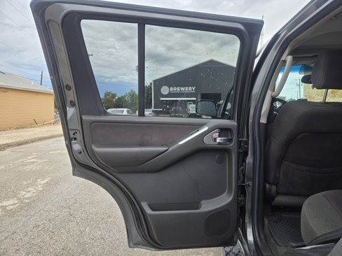 Used 2005 Nissan Pathfinder SE w/ (P01) Se Premium Pkg image 6