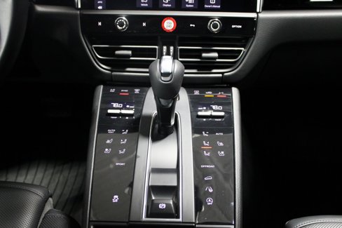 Certified 2024 Porsche Macan image 23