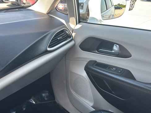Used 2017 Chrysler Pacifica Touring-L image 22