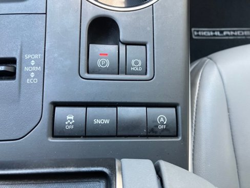 Used 2020 Toyota Highlander XLE image 26
