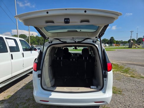 Used 2022 Chrysler Voyager LX image 5