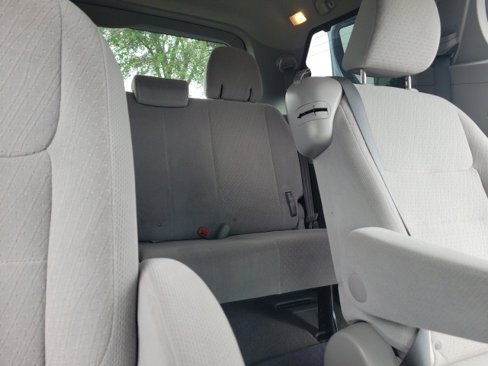 Used 2015 Toyota Sienna LE image 22