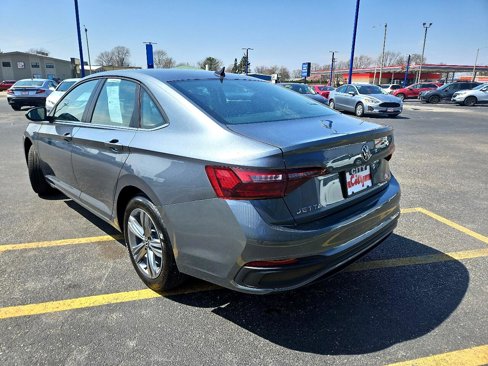 Used 2024 Volkswagen Jetta SE image 3
