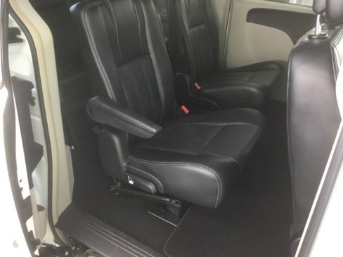 Used 2014 Chrysler Town & Country Touring image 15