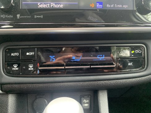 Used 2017 Toyota Corolla LE image 29