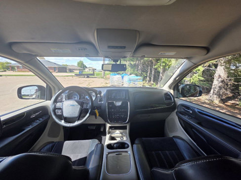 Used 2016 Chrysler Town & Country Limited image 10