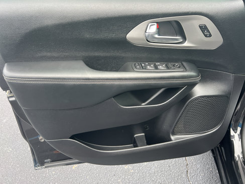 Certified 2020 Chrysler Pacifica Touring-L w/ Advanced Safetytec Group image 9