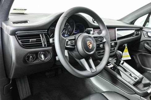 Certified 2025 Porsche Macan image 4