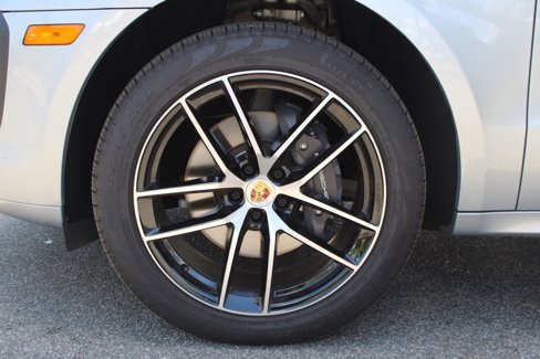Certified 2024 Porsche Macan image 13