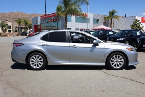 Used 2020 Toyota Camry LE image 3