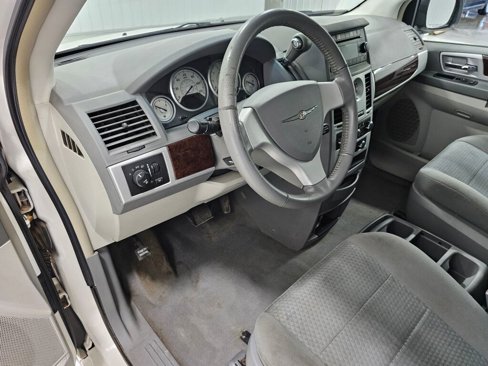 Used 2010 Chrysler Town & Country Touring image 23