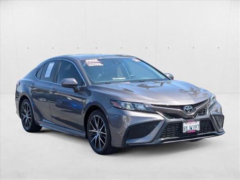 Used 2021 Toyota Camry SE image 3