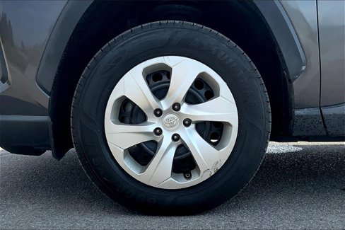 Used 2021 Toyota RAV4 LE image 10