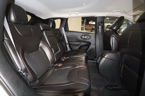 Used 2019 Jeep Cherokee Trailhawk image 25