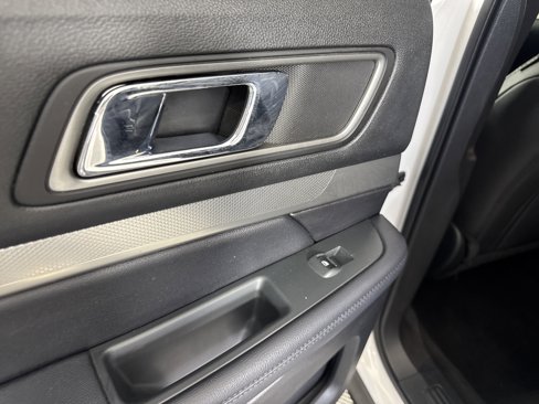 Used 2018 Ford Explorer XLT w/ Equipment Group 202A image 17