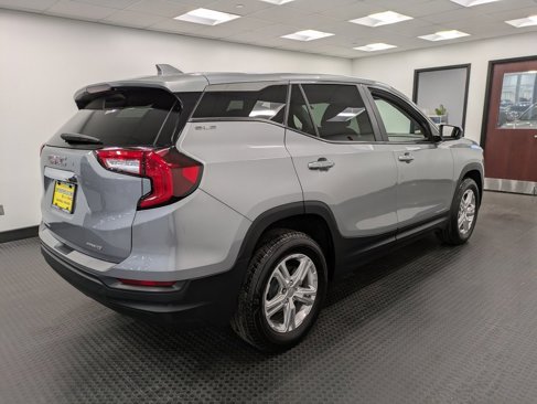 Used 2024 GMC Terrain SLE image 4
