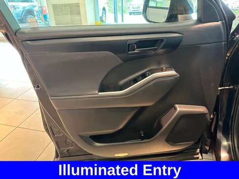 Used 2021 Toyota Highlander LE image 11