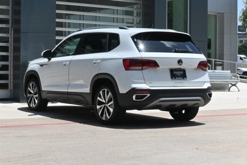 Used 2024 Volkswagen Taos SE w/ Panoramic Sunroof Package image 7