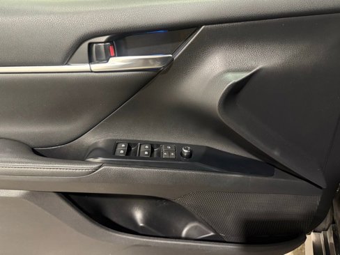 Used 2020 Toyota Camry XLE image 13