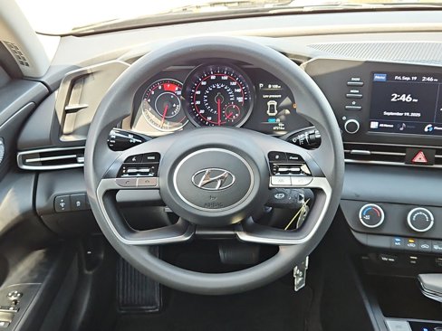 Used 2022 Hyundai Elantra SE image 14