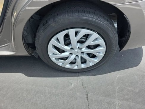 Used 2018 Toyota Corolla LE image 8