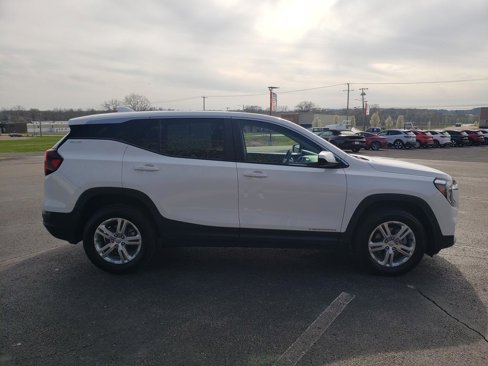 Used 2024 GMC Terrain SLE image 8