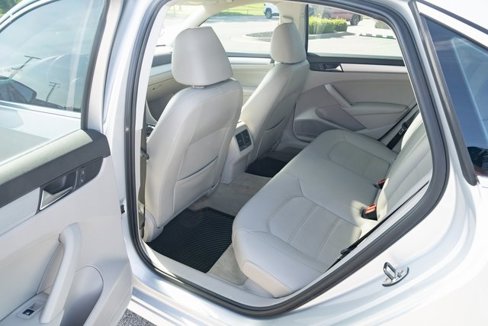 Used 2013 Volkswagen Passat TDI SE image 28