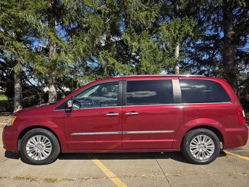 Used 2016 Chrysler Town & Country Limited image 8